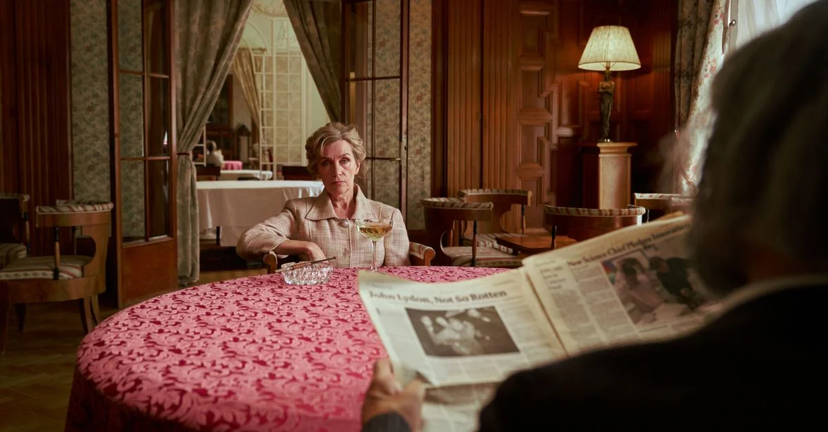 Un couple senior savoure un moment de calme avec un journal dans un salon vintage et luxueux.
